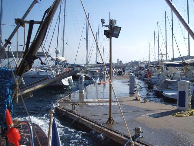 214.JPG - Milazzo, marina Nettuno - otevřená do zálivu, takže občas trochu rozhoupaná :-)